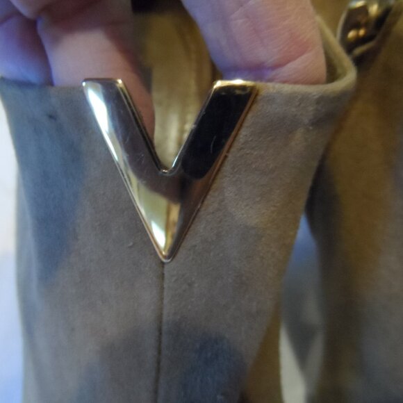 Louis Vuitton Taupe Suede Ankle Booties w/ Front V Logo – IT 40.5B (US 10.5 M) - Picture 4 of 16